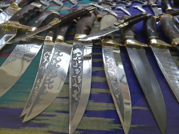 Knives with chased blade